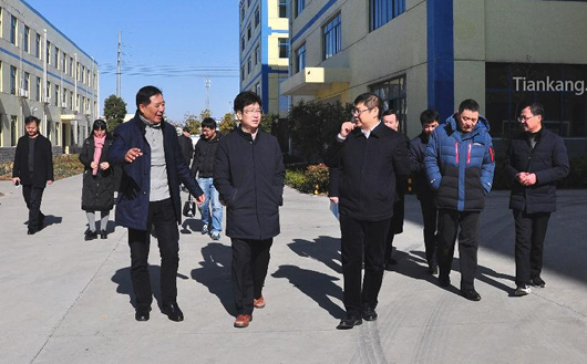 天康集團董事長趙寬向國家科技部高新區(qū)專家評審組一行介紹天康集團的整體發(fā)展概況。 天康集團董事長趙寬向國家科技部高新區(qū)專家評審組一行介紹天康集團的整體發(fā)展概況。